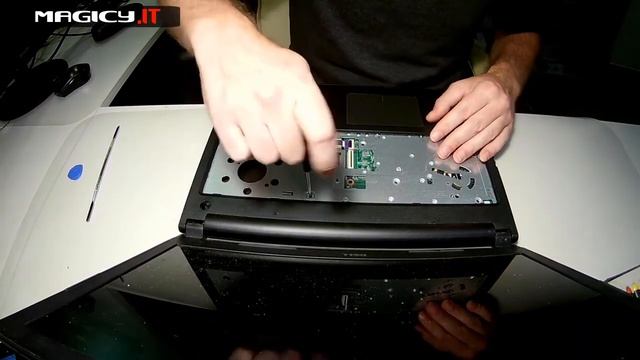 Dell Inspiron 15 (3567) Disassembly - HDD Replacement смотреть онлайн