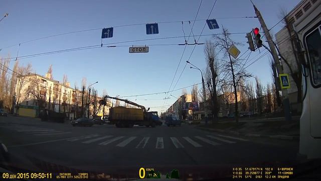 Мусоровоз разорвал провода. смотреть онлайн