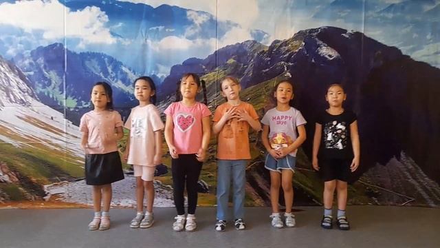 Слова и музыка: О. Осипова "Мамин день" (Зима-старушка прячется)" смотреть онлайн