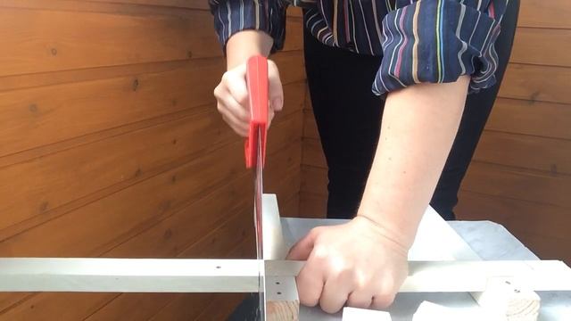 Как ровно распилить доску / Как ровно отпилить простой ножовкой смотреть онлайн