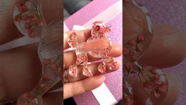 Брошка пуделек с цветами 700₽ #цветывсмоле #искусство WhatsApp 89506408690 смотреть онлайн