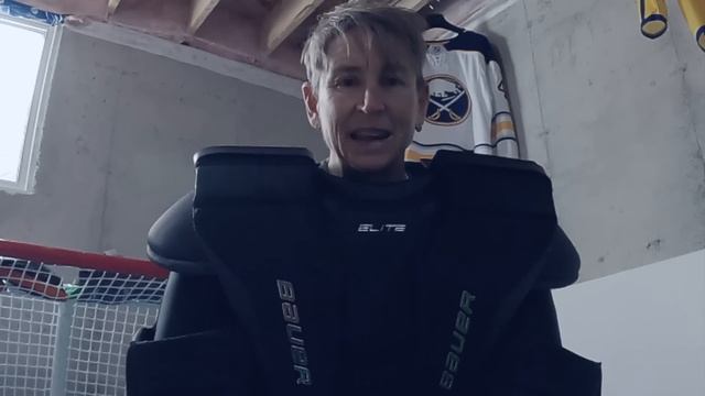 Warrior vs Bauer Goalie Chest Protector and Pad Review смотреть онлайн