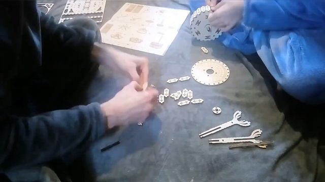 Robotime - Ein Karusell zusammenbauen aus Holz смотреть онлайн
