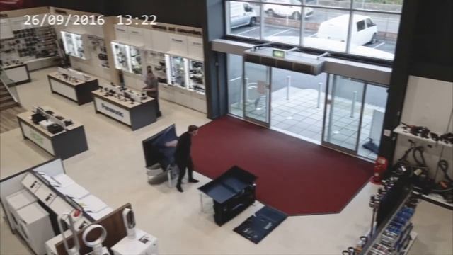 Неуклюжий покупатель разбил четыре телевизора за несколько секунд смотреть онлайн