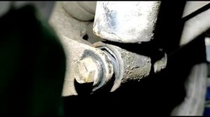 Замена нижних сайлентблоков задних амортизаторов (AUDI Q7) запчастями Hyundai ix35.