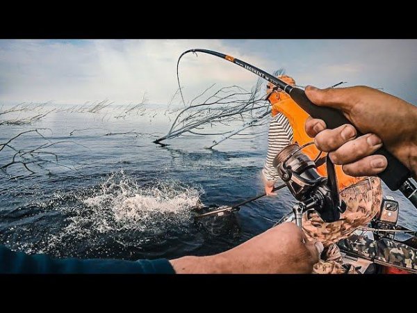 КАЖДЫЙ ЗАБРОС-КРОКОДИЛ!!! НЕ МОГУ ПОДНЯТЬ ДАЖЕ! ЭТО НЕЧТО!  Рыбалка по-братски ч.2