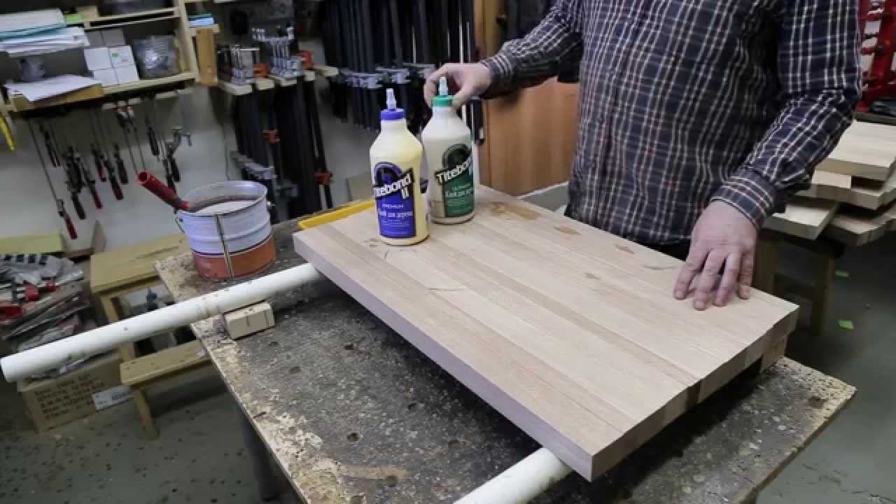Использование малярного валика для нанесения клея / The use of paint roller to apply glue смотреть онлайн