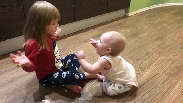 Ладушки ладушки. Учимся играть в ладушки. Lizzicu настойчиво учит братика