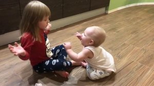 Ладушки ладушки. Учимся играть в ладушки. Lizzicu настойчиво учит братика