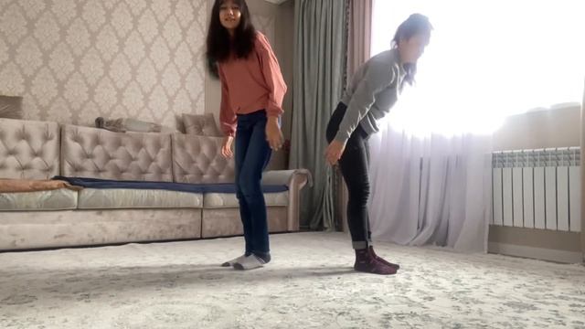 Пробуем позы из йоги//ЙОГА ЧЕЛЛЕНДЖ с подругой смотреть онлайн