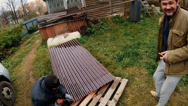 Навес с перилами над бетонным крыльцом