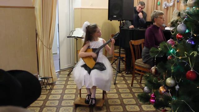 Raia playing balalaika смотреть онлайн