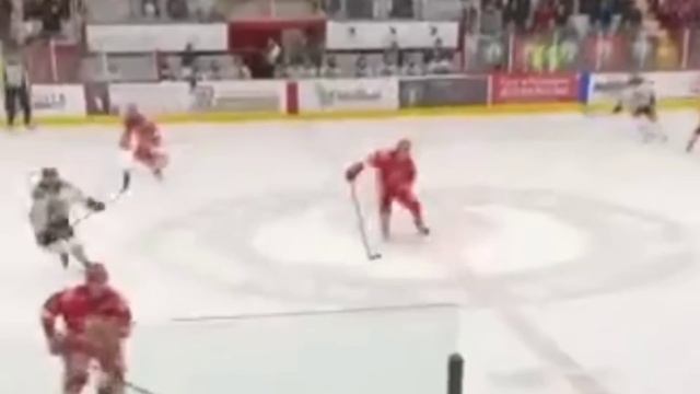 Derek Parker cheapshots Patrick Bordeleau after having fight turned down, Feb 3rd 2023 смотреть онлайн