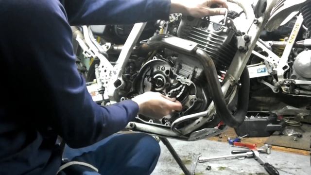 Замена цепи ГРМ на Suzuki Djebel 250 смотреть онлайн