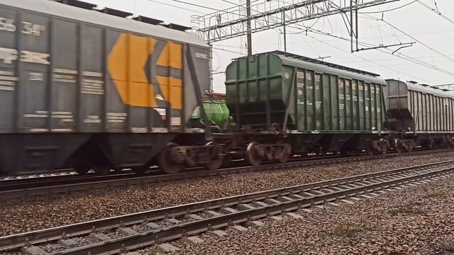 Грузовой поезд с 3ЭС4к - 075 и порожними хоперами для перевозки минеральных удобрений смотреть онлайн