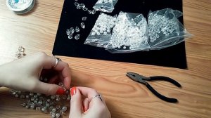 Плетение из проволоки и бусин. Веточка на гребне из жемчуга и хрусталя