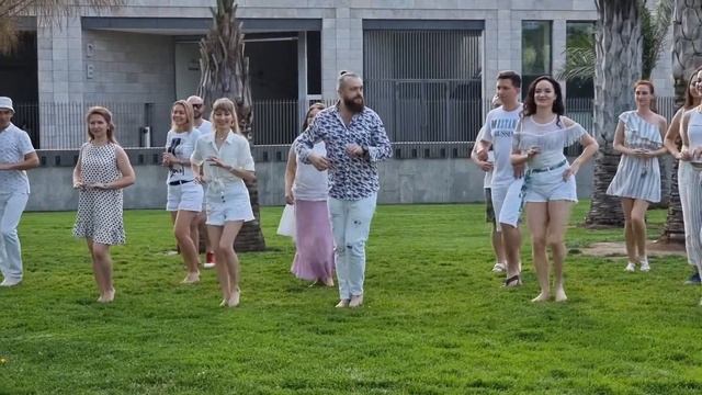 Странные танцы в парке Галицкого смотреть онлайн