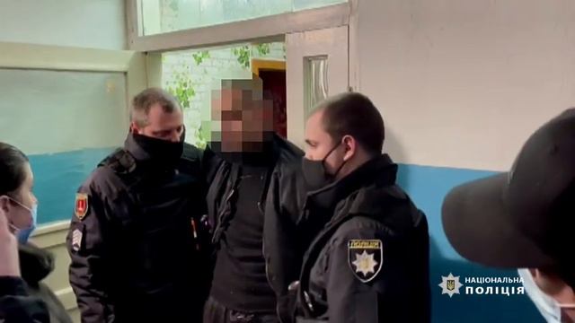 30-річному одеситу поліцейські оголосили підозру в умисному вбивстві батька та знайомого смотреть онлайн