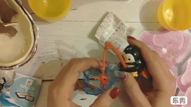 Новогодние киндер сюрпризы 2019!!!Киндеры MAXI!!!Обзор игрушек ? смотреть онлайн