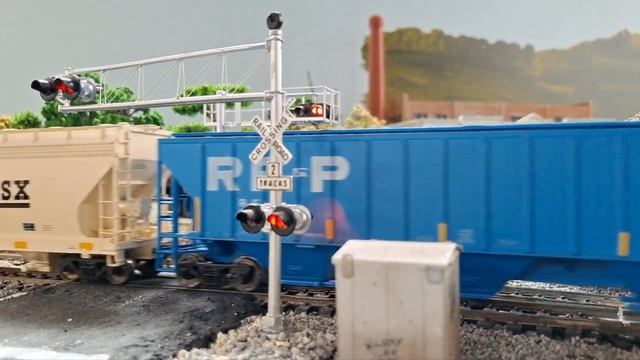 The Monster Train of 188 Cars long CSX G972-12 & Q422-14 Combined slowly gets on the way смотреть онлайн