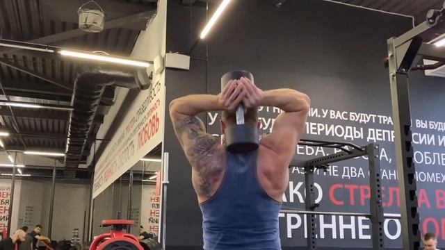 Руки. Французский жим с гантелей стоя. смотреть онлайн