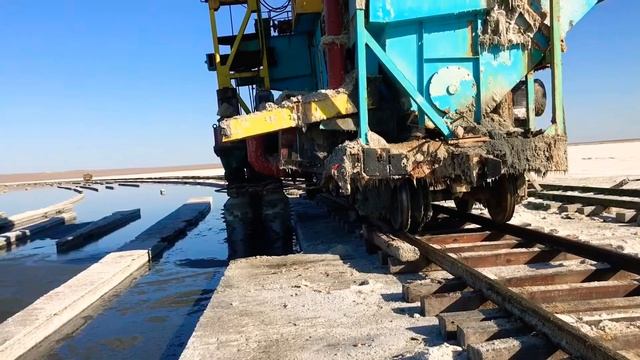 Добыча соли (оз. Жаксыкылыш KZ) SALT HARVESTER смотреть онлайн