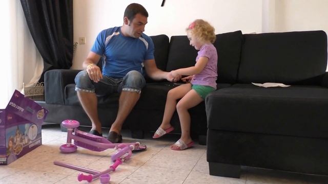 Лили с папой собирают самокат