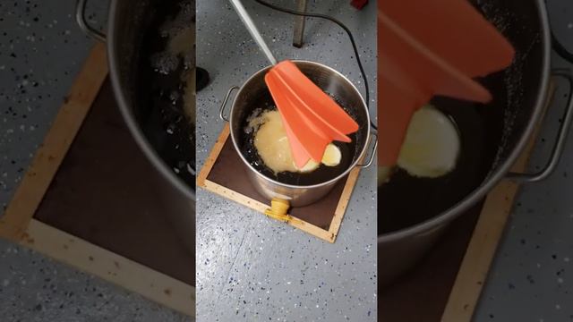 Cream Honey made by Soney Bees-Haverhill Ma смотреть онлайн