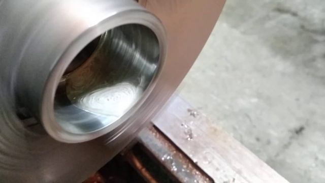 Вихреобразование в жидкости на движущейся поверхности (обратил внимание, пока точил деталь)... смотреть онлайн