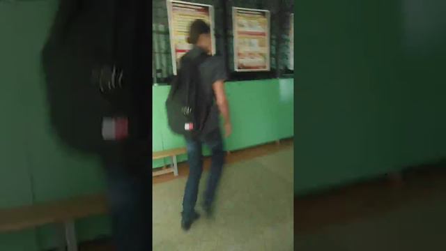 При виде любого человека он боится или шугается смотреть онлайн