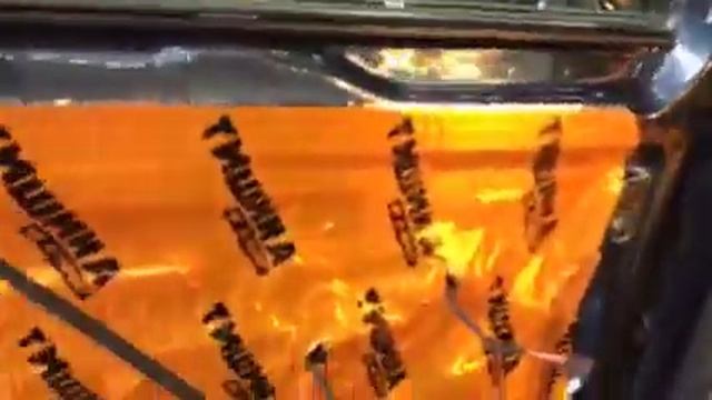 Прикатываем прогретый Comfort mat Dark D3 на крышу, пол и двери Фольксваген Гольф Плюс смотреть онлайн