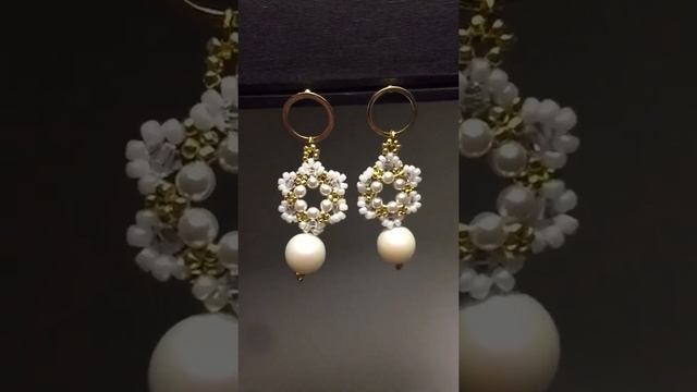 Short DIY ❄️ Серьги-снежинки из бисера. Новогоднее украшение из жемчуга. смотреть онлайн