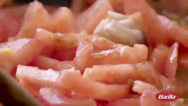 Спагетти с томатным соусом и базиликом смотреть онлайн