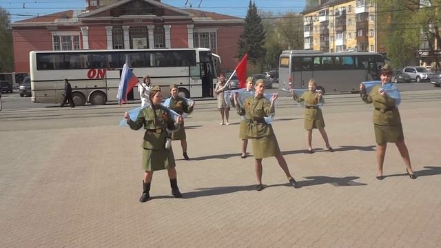 Праздничный танец у памятника Героям Воинам смотреть онлайн