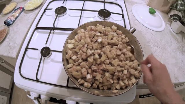 Необычный салат из синих, с яйцом, плавленным сырком, майонезом, жаренным луком и чесноком смотреть онлайн