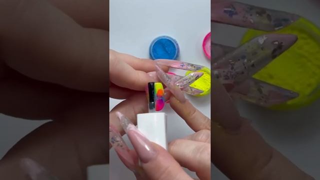 Дизайн ногтей с неоновыми пигментами смотреть онлайн