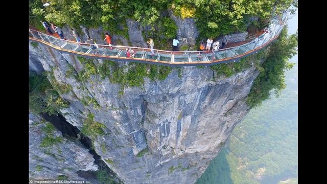 В Китае под ногами трескаться стеклянный мост смотреть онлайн