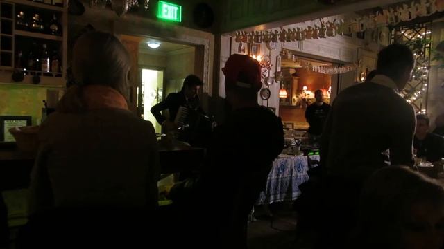 Русский новый год, Лос Анджелес, Голливуд, русский ресторан МариВанна. Играет Петр Дранга смотреть онлайн