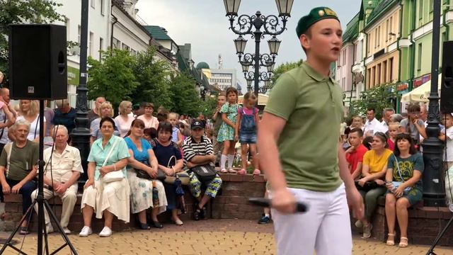 Здорово поёт!! У него хорошо получается подзадорить публику! смотреть онлайн