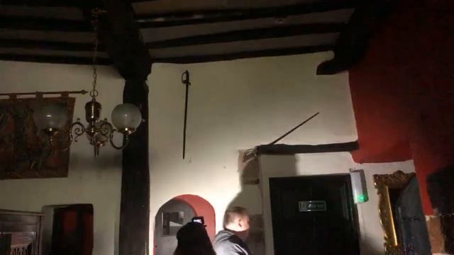 EXPLORING THE ABANDONED KNIGHTS HOTEL. GUNS, SWORDS AND ANTIQUES JUST LEFT BEHIND ! ABANDONED UK ! смотреть онлайн