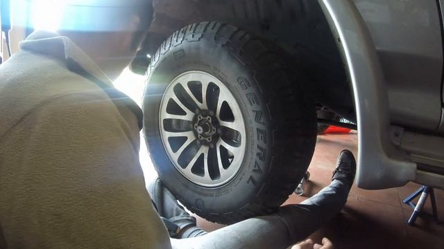 Mitsubishi Pajero Front Axle Bearing Freeplay Adjustment смотреть онлайн