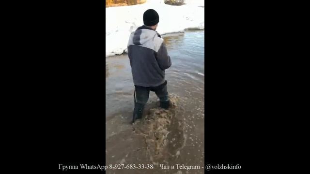 Жителям ул.Русская Луговая (г.Волжск) пришлось надеть болотные сапоги... смотреть онлайн