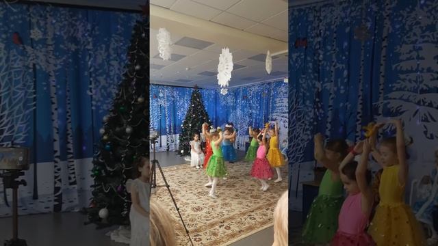 танец балеринок на праздник НГ.2022г. старшая группа .город Выборг детский сад 21 смотреть онлайн