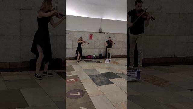 Скрипачи в переходе м.Китай-город?? смотреть онлайн