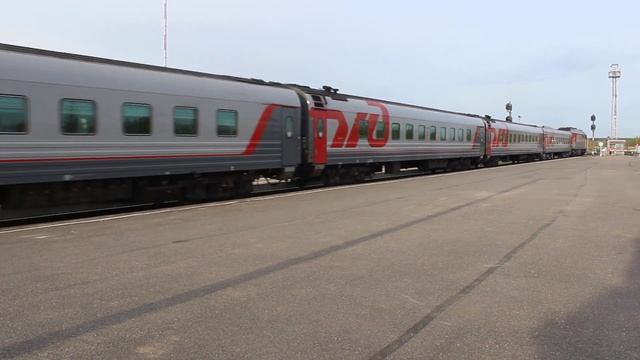 Отправление поезда №9 Москва – Псков с Витебской стороны вокзала в Дно. ТЭП70-0121 смотреть онлайн