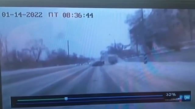 Волгоград Жесткое столкновение легковушки с грузовиком на ледяной дороге смотреть онлайн