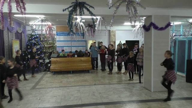 МБОУ СОШ №7" Эдельвейс" Выступление студии на дискотеке "Новый год 2018" смотреть онлайн