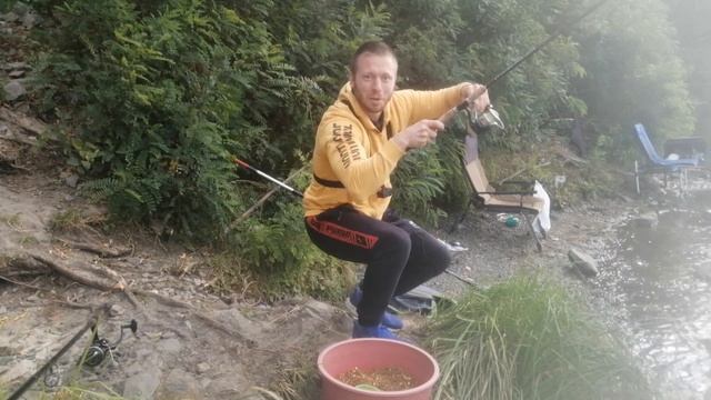 Крупный карась и лещ на фидер. Рыбалка, на реке Десна осенью. смотреть онлайн