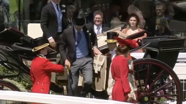 Body Language Expert Breaks Down William & Kate's Latest PDA Moment