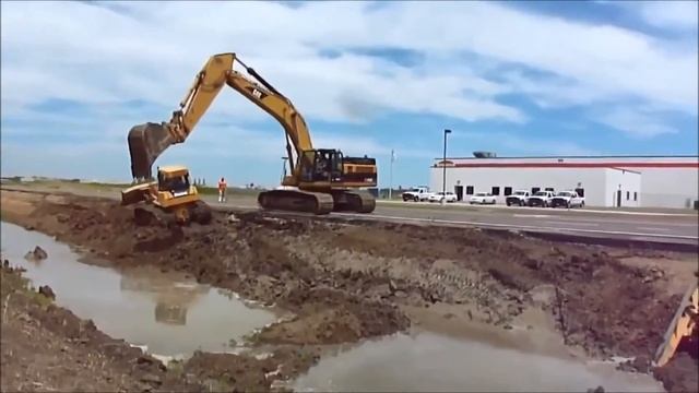 Экскаватор спасает бульдозер - аренда строительной техники на Unirenter.ru смотреть онлайн